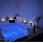 Apartamento Le Moment Bien-être - Jacuzzi Privatif, Terrasse Et Parking Gratuit Au Centre De Saint-omer *
