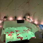 Le Moment Bien-être - Jacuzzi Privatif, Terrasse Et Parking Gratuit Au Centre De Saint-omer *