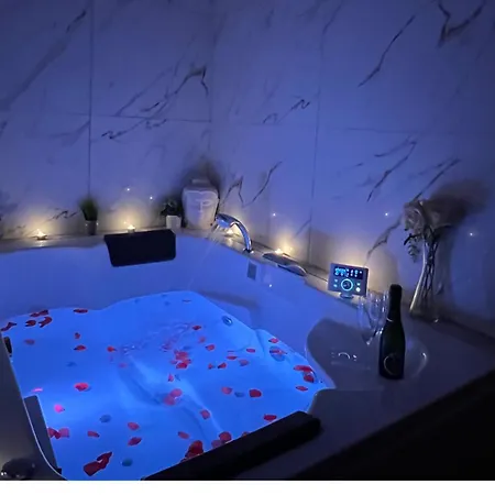 Apartamento Le Moment Bien-être - Jacuzzi Privatif, Terrasse Et Parking Gratuit Au Centre De Saint-omer *