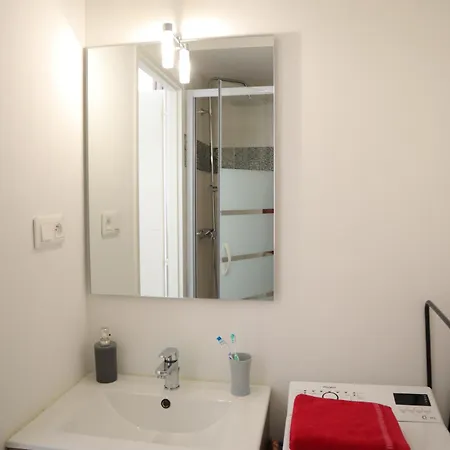 Apartment Le Moment Bien-etre - Jacuzzi Privatif, Terrasse Et Parking Gratuit Au Centre De Saint-omer *