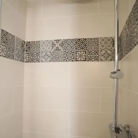 Le Moment Bien-etre - Jacuzzi Privatif, Terrasse Et Parking Gratuit Au Centre De Saint-omer 생토메르