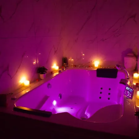 Apartment Le Moment Bien-etre - Jacuzzi Privatif, Terrasse Et Parking Gratuit Au Centre De Saint-omer *