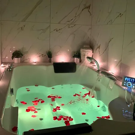 Le Moment Bien-être - Jacuzzi Privatif, Terrasse Et Parking Gratuit Au Centre De Saint-omer *